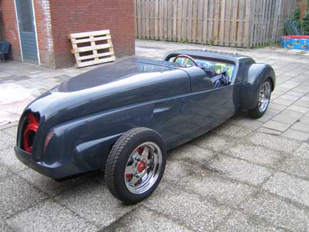 De motorkap zit er op.